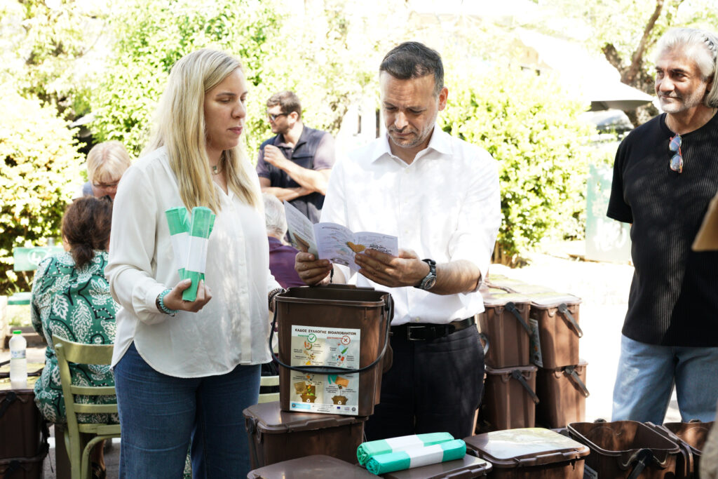 Δήμος Αθηναίων: Διανομή 1.250 οικιακών καφέ κάδων στους κατοίκους της 3η Δημοτικής Κοινότητας