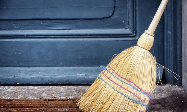 17χρονος κατήγγειλε 19χρονη ότι τον χτύπησε με σκουπόξυλο για 10 ευρώ