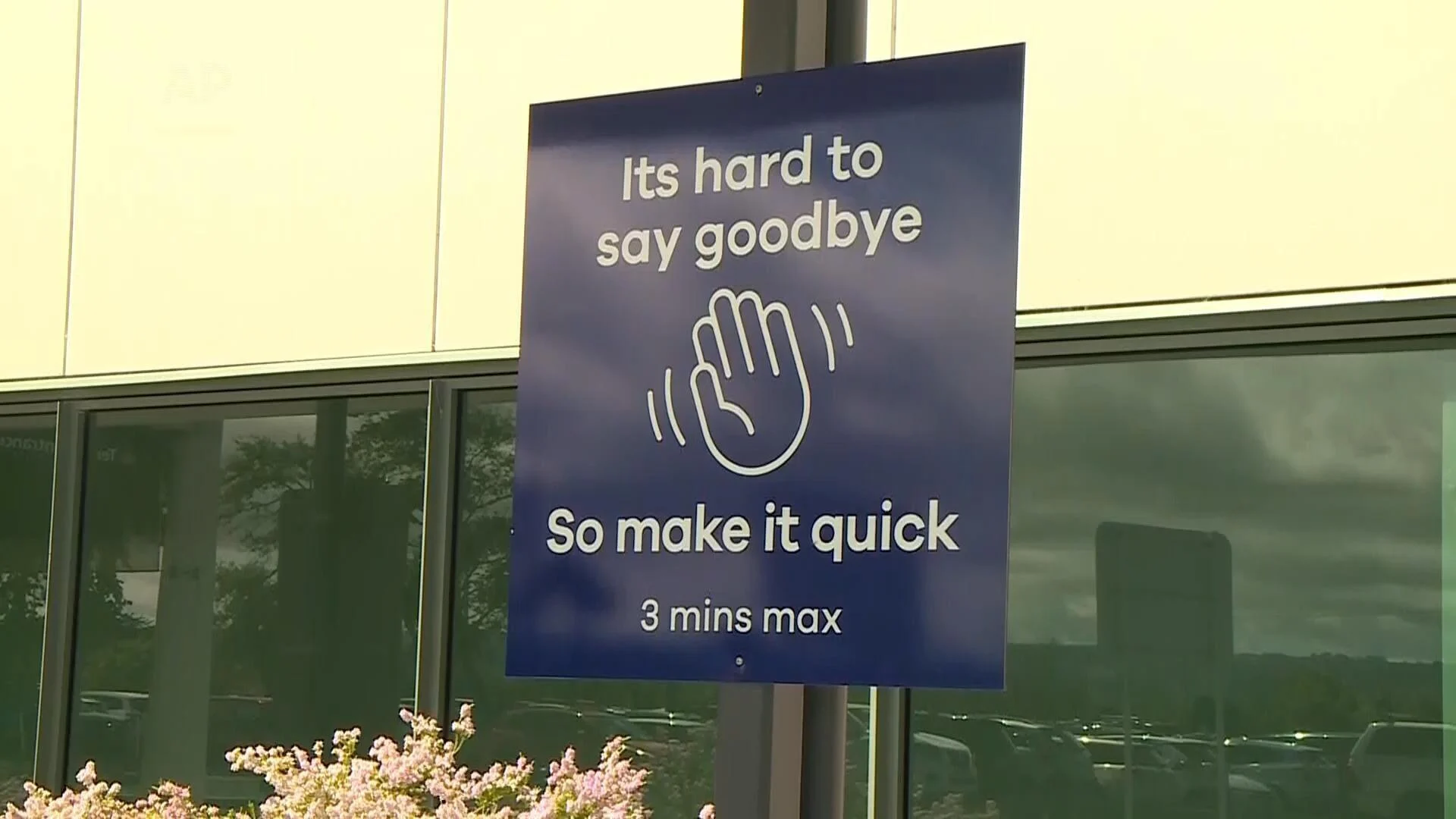 Zealand airport sets time limit on goodbyes