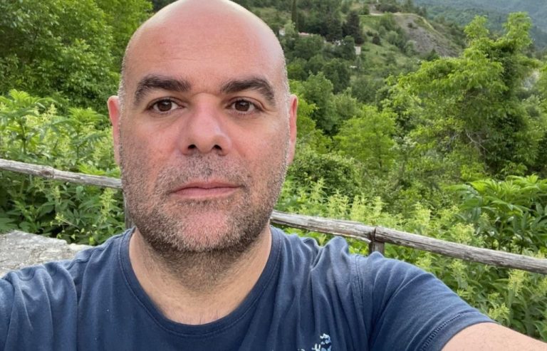 Αριέλ Λεκαδίτης: Τέλος από τις εκδόσεις Αρμός μετά την εμετική ανάρτηση για τη Γάζα