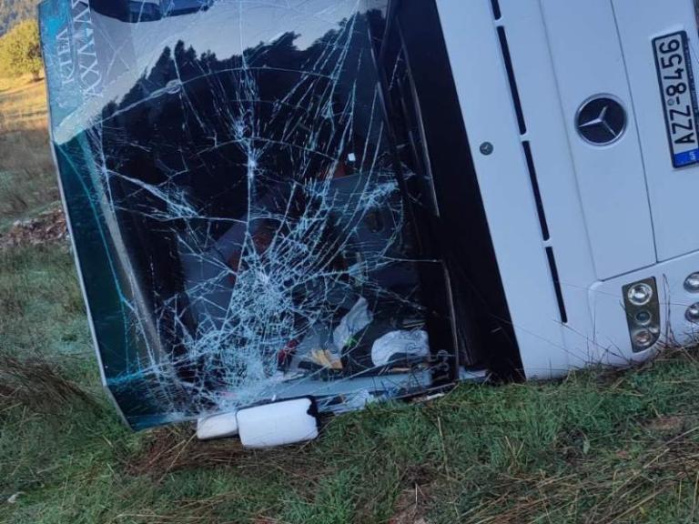 Καλάβρυτα: Παραλίγο τραγωδία με ανατροπή λεωφορείου που μετέφερε μαθητές