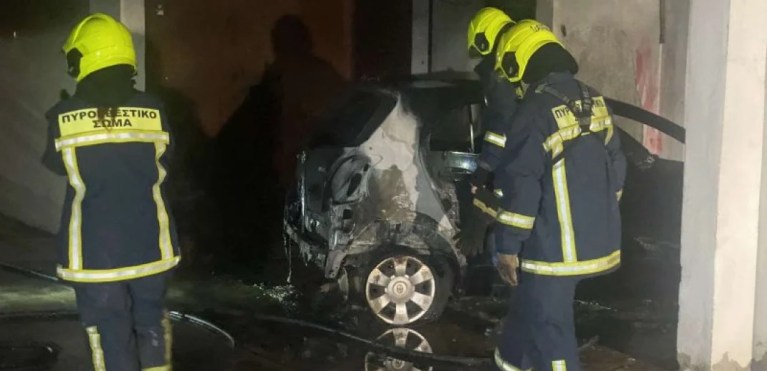 Θεσσαλονίκη Στις φλόγες τυλίχθηκε αυτοκίνητο σε πυλωτή πολυκατοικίας στην Καλαμαριά