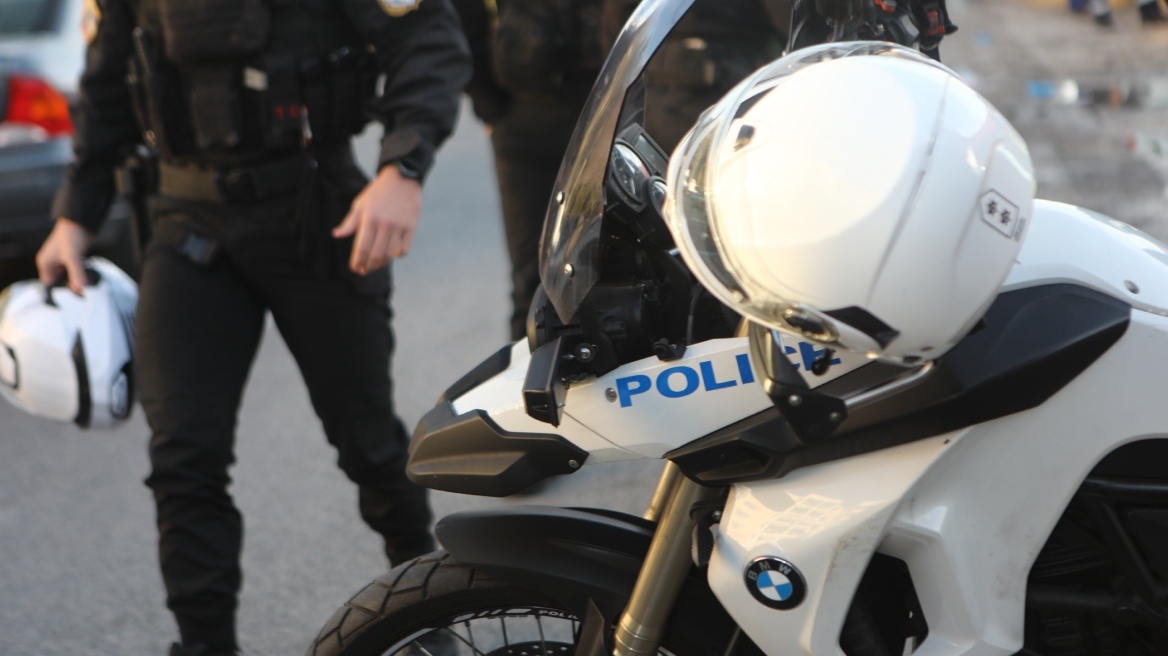 Περιστέρι Ομάδα 20 ατόμων επιτέθηκε και λήστεψε παρέα