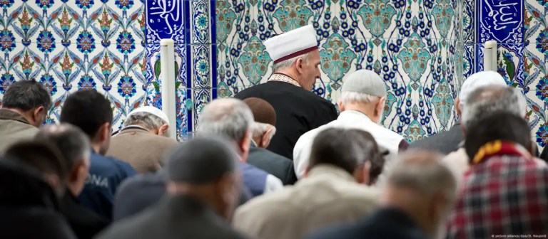 Το Βέλγιο ανακαλεί τις άδειες εργασίας πέντε Τούρκων ιμάμηδων