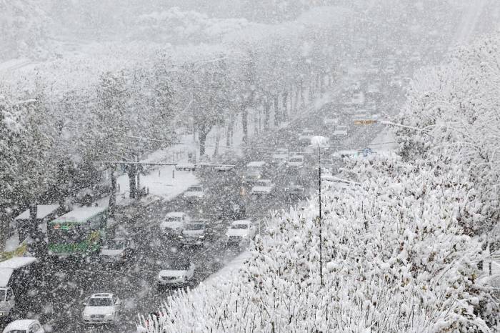 Scenes in South Korea as Seoul experiences its heaviest November snowfall