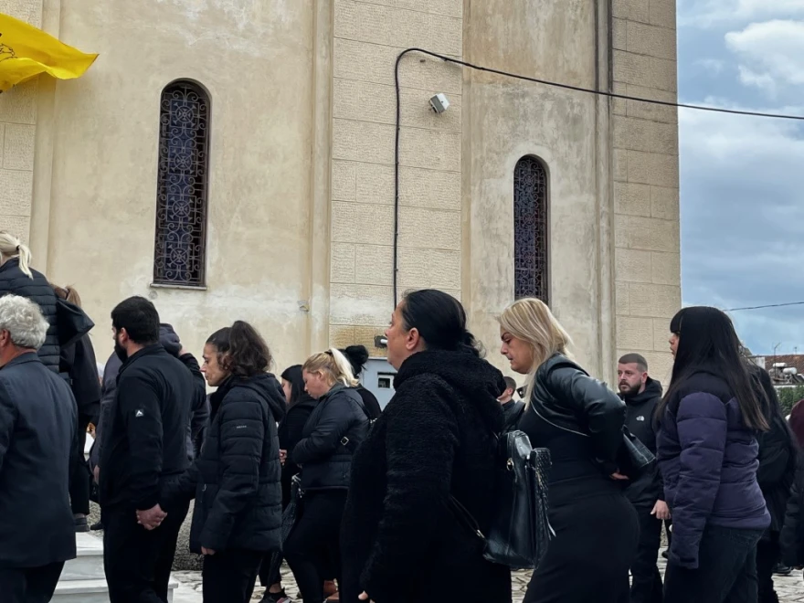 Θρήνος στην κηδεία της 43χρονης Δώρας που δολοφονήθηκε στο Αγρίνιο