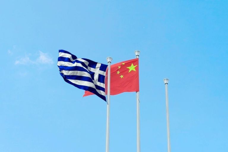 greek-chinese-flag-unpslash