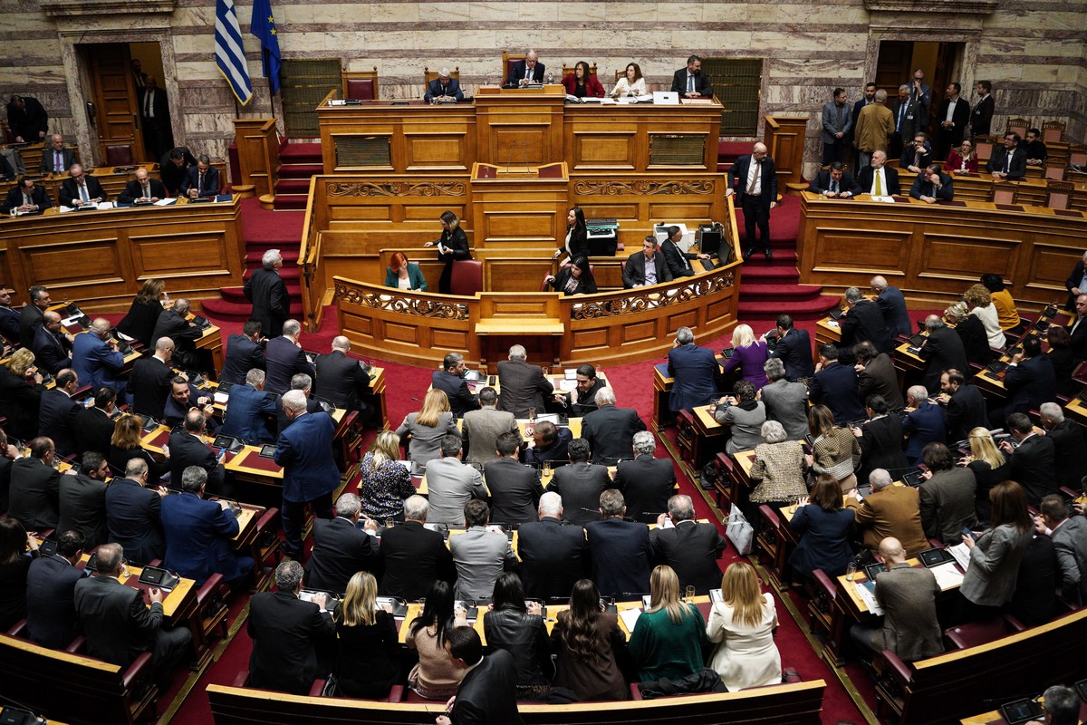 Στους 156 οι βουλευτές της ΝΔ μετά την επανένταξη Αυγενάκη