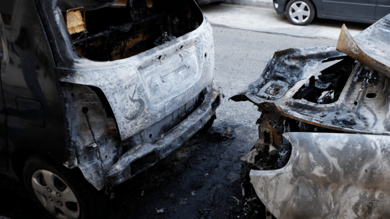 Άγνωστοι πυρπόλησαν οχήματα των ΕΛΤΑ στην Καλλιθέα
