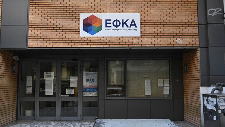 Εντοπίστηκε σακούλα με γκαζάκι και εύφλεκτο υλικό έξω από τα γραφεία του ΕΦΚΑ στη Κυψέλη