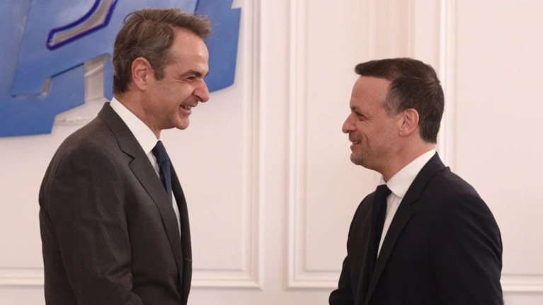 Σε εξέλιξη η συνάντηση του Κυριάκου Μητσοτάκη με τον Χάρη Δούκα