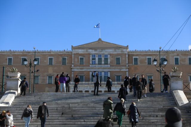 Greek Parliament; Syntagma square; daily life; parliament; stairs; street; Αθήνα; Κοινοβούλιο; βουλή; δρόμος; καθημερινότητα; κόσμος; πεζός; περαστικός; πλατεία Συντάγματος; σκάλες;
