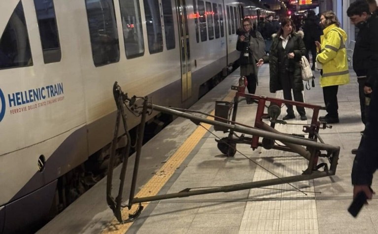 el_venizelos__pantografos_0