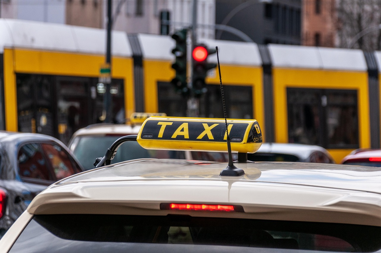 taxi-7856666_1280