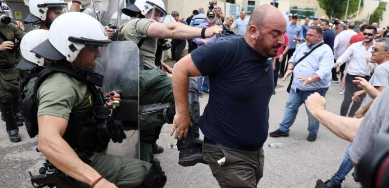 Ένταση στη συγκέντρωση διαμαρτυρίας των οδηγών ταξί έξω από το Υπουργείο Μεταφορών