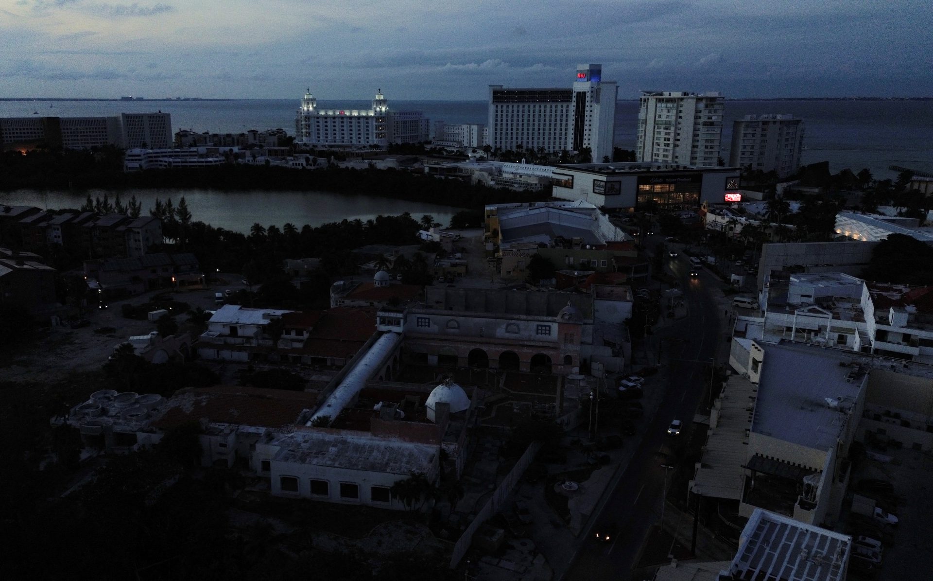 2025-09-27T011753Z_153110330_RC2UZGAHV3XW_RTRMADP_3_MEXICO-BLACKOUT