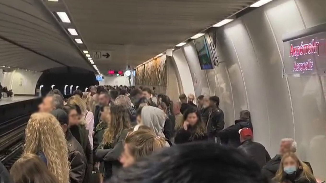 xrwma-metro-akropoli