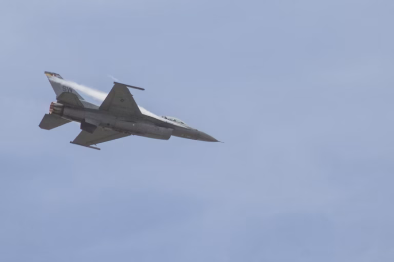 F16