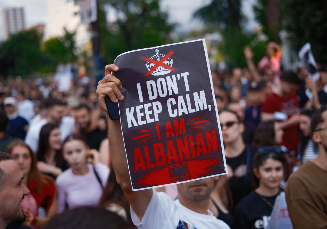 Njerëzit i janë kthyer vetes. Ata nuk po presin më. Nuk po presin që dikush t’ua bëjë vendin. Ne (2)
