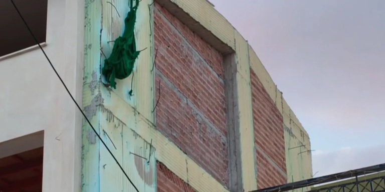 Κατέρρευσε μεσοτοιχία κτιρίου στο Μαρούσι -Έπεσαν κομμάτια σε αυλή σπιτιού, τραυματίστηκε ελαφρά ο ιδιοκτήτης