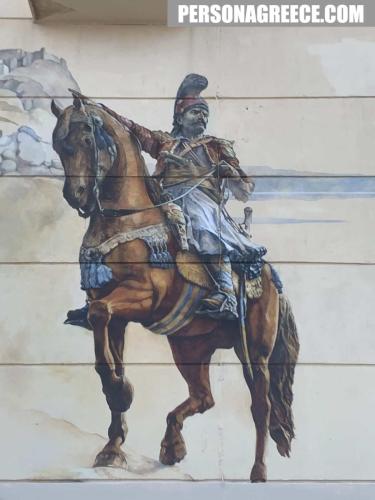 Γκράφτι του Κολοκοτρώνη πάνω στο άλογο του, στο κέντρο της Κορίνθου